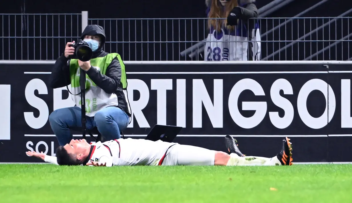 Bek Nice, Flavius Daniliuc melakukan selebrasi usai mencetak gol kedua timnya ke gawang Rennes dalam laga lanjutan Liga Prancis 2020/21 pekan ke-27 di Roazhon Park Stadium, Rennes, Jumat, (26/2/2021). Nice menang 2-1 atas Rennes. (AFP/Damien Meyer)