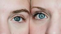 Menghilangkan kerutan di bawah mata dengan eye krim dari brand lokal. (Foto: Unsplash).