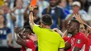 Wasit Portugal Joao Pinheiro, memberikan kartu merah kepada pemain Swiss  Breel Embolo selama pertandingan perempat final Piala Dunia sepak bola antara Argentina dan Swiss di Kansas City, Mo., Sabtu, 11 Juli 2026. (AP Photo/Ed Zurga)