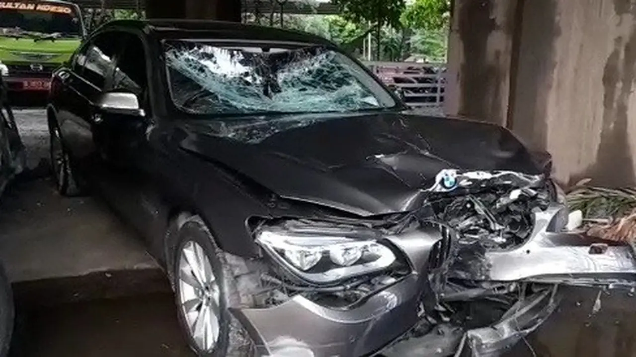 Mobil BMW Ringsek Setelah Melaju Lawan Arah dan Menabrak Pemotor hingga Tewas di Jalan Fatmawati Jaksel