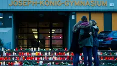 Sejumlah siswa berkumpul di depan SMA Josef-Koenig-Gymnasium, Jerman, Selasa (24/3/2015). Belasan pelajar dan guru dari sekolah itu dipastikan turut menjadi penumpang pesawat nahas, Germanwings. (AFP PHOTO/DPA/Rolf VENNENBERND)