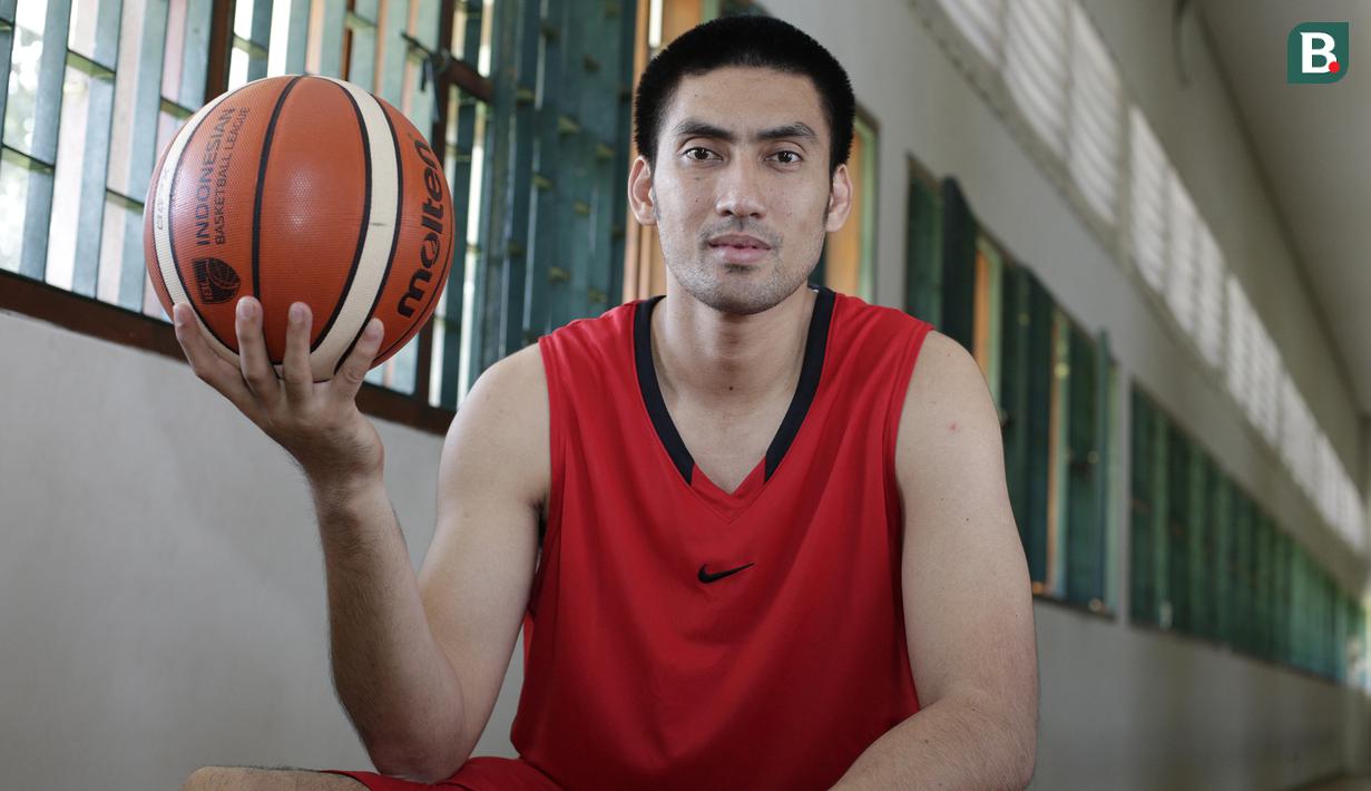 Pebasket Indonesia, Cristiano Ronaldo Sitepu, berpose saat sesi pemotretan di Jakarta, Sabtu (23/6/2018). Ronaldo merupakan pemain andalan di klub Satria Muda dan timnas basket Indonesia. (Bola.com/M Iqbal Ichsan)