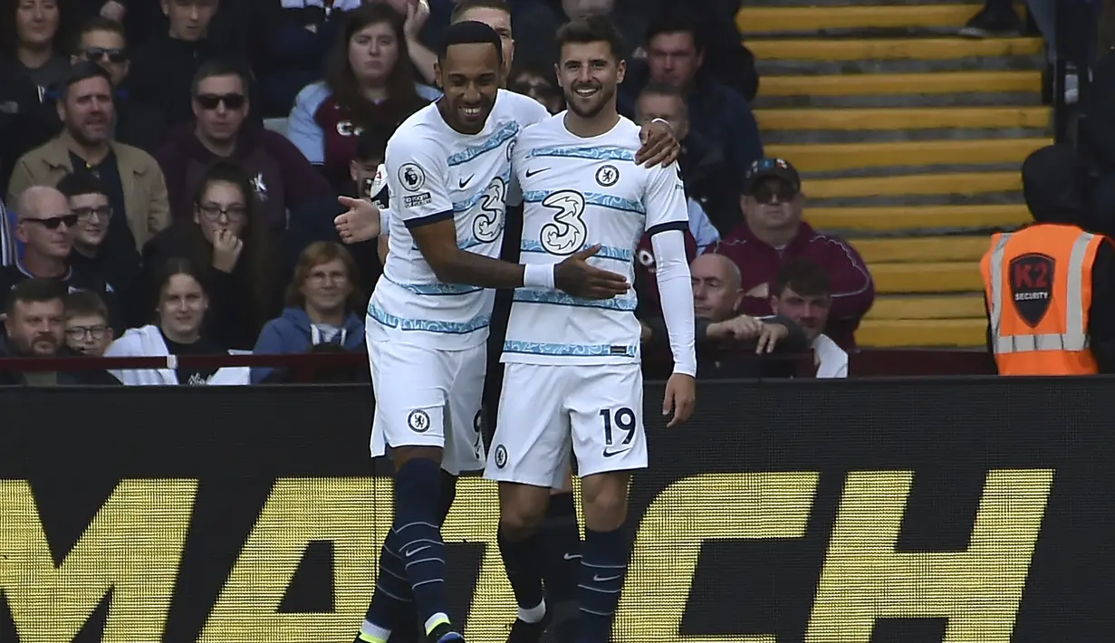 Chelsea langsung unggul cepat pada menit ke-6. Gol dicetak Mason Mount usai memanfaatkan kekeliruan bek Aston Villa Tyrone Mings yang berusaha menghalau bola dengan sundulannya. Namun bola justru jatuh di kaki Mason Mount yang dengan mudah menaklukkan Emiliano Martinez. (AP/Rui Vieira)