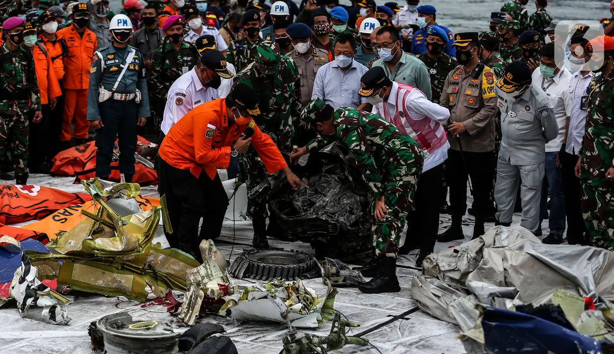 Panglima TNI Marsekal Hadi Tjahjanto bersama Menhub Budi Karya Sumadi mengecek serpihan pesawat Sriwijaya Air  SJ 182 di JICT Tanjung Priok, Jakarta Utara, Selasa (12/1/2020). Meski FDR sudah ditemukan, namun Cockpit Voice Recorder (CVR) masih dalam proses pencarian. (Liputan6.com/Johan Tallo)