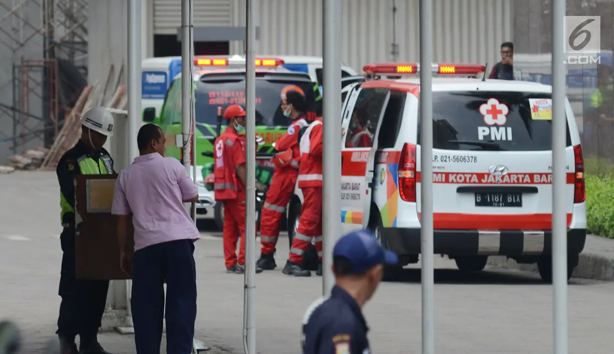 Petugas medis berjaga usai terjadi ledakan di Mal Taman Anggrek, Jakarta Barat, Rabu (20/2). Polisi masih menyelidiki peristiwa tersebut. (Merdeka.com/Imam Buhori)