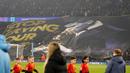 Suporter Manchester City membentangkan spanduk bergambar Rodri yang sedang mencium trofi penghargaan Ballon d'Or dan bertuliskan 'Stop Crying Your Heart Out' dalam laga leg 1 babak playoff Liga Champions 2024/2025 melawan Real Madrid di Etihad Stadium, Manchester, Inggris, Rabu (12/02/2025) WIB. (AP Photo/Dave Thompson)
