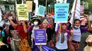 Massa tani memapangkan spanduk tuntutan dalam unjuk rasa di depan Istana Negara, Jakarta, Rabu (27/9). Memperingati Hari Tani Nasional, massa dari aliansi tani menggelar unjuk rasa menuntut reformasi agraria. (Liputan6.com/Johan Tallo)