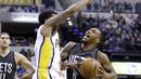 Pemain Brooklyn Nets, Sean Kilpatrick (kanan) dilanggar pemain Indiana Pacers, Aaron Brooks (kiri) saat mencoba melakukan layup pada laga lanjutan NBA di  Bankers Life Fieldhouse, Indianapolis, (5/1/2017).  (AP/Michael Conroy)