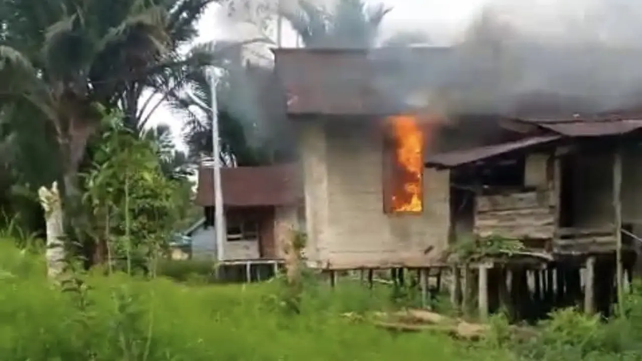 Kelompok Kriminal Bersenjata (KKB) Papua Kodap XVI Yahukimo pimpinan Elkius Kobak membakar rumah seorang warga bernama Indra Guru Wardana di Distrik Kolf Braza, Kabupaten Asmat, pada Minggu 21 September 2025 (Istimewa)