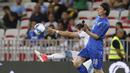 Pemain Uruguay, Martin Caceres menghalau bola dari kejaran pemain Italia, Riccardo Montolivo pada laga Persahabatan di Nice Allianz Riviera stadium, Prancis, (7/6/2017). (AP/Claude Paris)