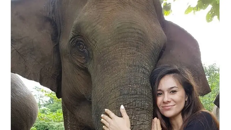 6 Gaya Liburan Wulan Guritno di Bali, Dari Santai di Pantai Hingga Bertemu Gajah