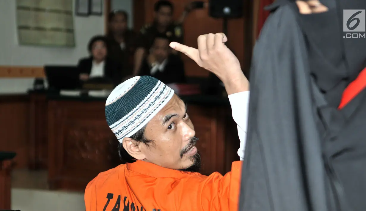 Terdakwa kasus terorisme Wawan Kurniawan alias Abu Afif bersiap menjalani sidang vonis di PN Jakarta Barat, Kamis (13/9). Dalam sidang vonis tersebut, majelis hakim menjatuhi hukuman Abu Afif kurungan penjara 11 tahun. (Merdeka.com/Iqbal S. Nugroho)