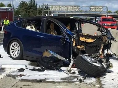 Foto pada tanggal 23 Maret 2018, kondisi mobil listrik Tesla yang hancur usai kecelakaan di Mountain View, California. Mobil Tesla Model X bertabrakan dengan pembatas jalan tol, mobil itu terbakar sebelum dihantam oleh dua mobil lainnya. (KTVU via AP)
