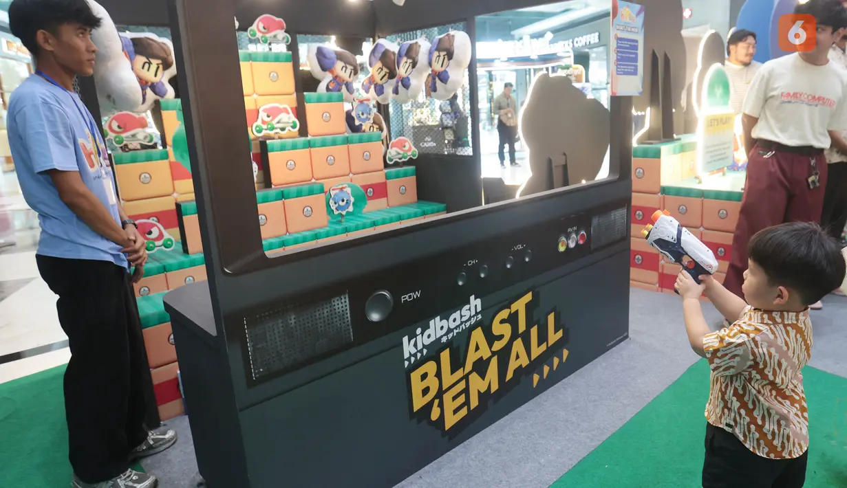 Seorang anak bermain di salah satu wahana hIPlay Playground di Lippo Mall Puri. Kehadiran wahana interaktif tersebut menjadi bagian dari pengenalan sejumlah karakter dan cerita kekayaan intelektual (IP) lokal Indonesia kepada masyarakat. (KLY/Budy Santoso)