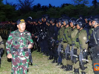 Citizen6, Pulau Seribu: Sebelum upacara penutupan, Panglima TNI didampingi Kasal, Kasau, Irjen TNI, para Asisten Panglima TNI, Kapuspen TNI dan rombongan lainnya menyaksikan Pasukan Khusus TNI melaksanakan penerjunan. (Pengirim: Badarudin Bakri)