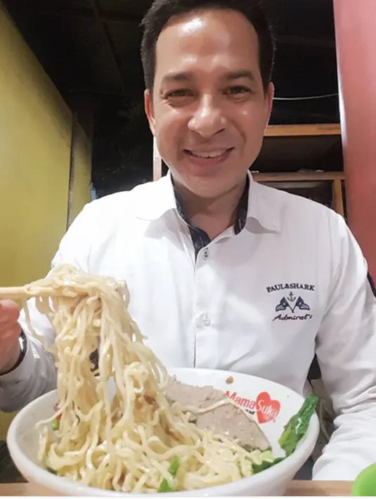 "Siang makan fried dory fish di resto bintang lima, makan malam mie ayam bakso di warung kaki lima.. Sama2 lima, dan sama2 enak.. Selamat makan malam guys.." tulisnya dalam foto yang mendapat ribuan likes. (Instagram/ariwibowo_official)