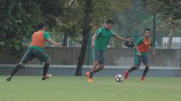 Penyerang Timnas Indonesia U-23, Lerby Eliandri (tengah) mencoba melakukan tembakan saat berlatih di Lapangan ABC, Senayan,  (24/4/2018). Timnas akan mengikuti turnamen PSSI Anniversary 27 April-3 Mei 2018. (Bola.com/Nicklas Hanoatubun)