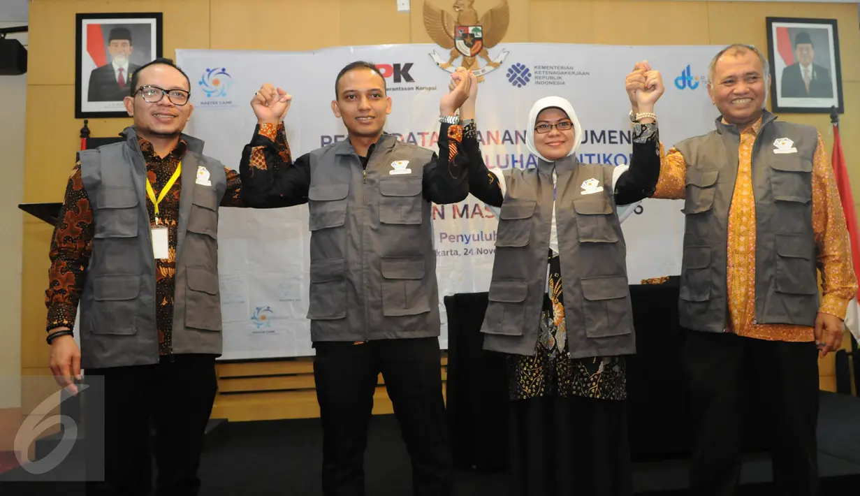 Menaker Hanif Dhakiri (kiri) dan Ketua KPK Agus Rahardjo (kanan) berfoto bersama usai penandatanganan Standar Kompetensi Kerja Nasional Indonesia (SKKNI) bidang penyuluhan antikorupsi di Gedung KPK, Jakarta, Kamis (24/11). (Liputan6.com/Helmi Afandi)
