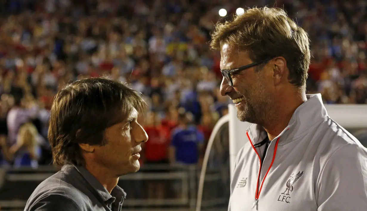 Pelatih Chelsea,  Antonio Conte dan Pelatih Liverpool, Juergen Klopp berbincang usai laga pra musim International Champions Cup di Rose Bowl, Pasadena, California, (28/7/2016) pagi WIB.  (Reuters/Mario Anzuoni)