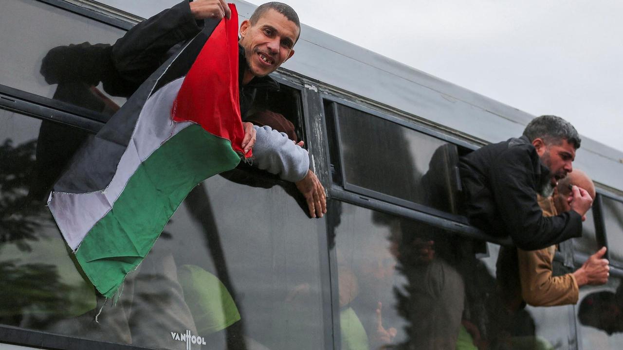 Momen Peluk Tangis Haru Pembebasan Sandera Warga Palestina