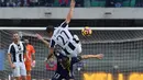 Pemain Chievo Verona, Mariano Izco (bawah) berduel dengan pemain Juventus, Stefano Sturaro (atas) pada laga Serie A di Bentegodi Stadium, (6/11/2016). (AFP/Giuseppe Caace)