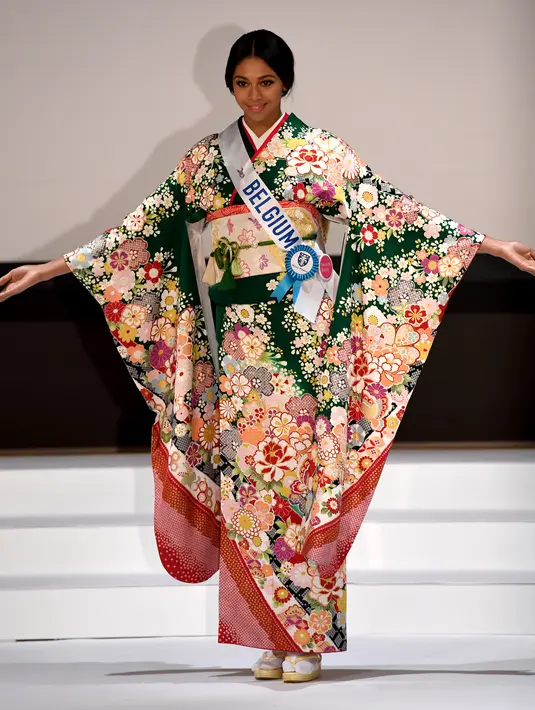 Miss Belgia, Virginie Philippot berpose mengenakan baju tradisional Kimono saat konferensi pers Miss International Beauty Pageant di Tokyo (27/10). Final Miss International Beauty Pageant ke-57 diadakan pada 14 November mendatang (Toshifumi KITAMURA/AFP)