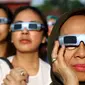 Warga mengunakan kacamata khusus menyaksikan proses Gerhana Matahari Total (GMT) 2016 di halaman Taman Ismail Marzuki (TIM), Jakarta, Rabu (9/3). Di Jakarta, gerhana matahari terjadi sebesar 88,76 persen selama sekitar 2. (Liputan6.com/Fery Pradolo)