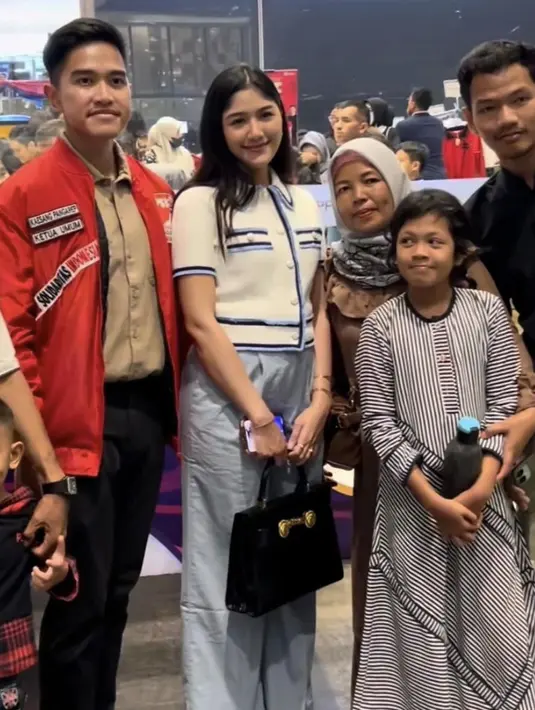 <p>Kali ini Erina juga tampak memadukan gaya kasualnya dengan tas mewah klasik Versace berbahan croco seperti yang dimiliki Putri Diana. [Foto: Instagram/ Erina Gudono]</p>