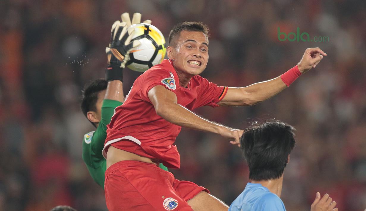 Aksi pemain Persija Jakarta, Rezaldi Hehanusa berusaha menghalau bola dari tangan kiper JDT pada laga Piala AFC 2018 di Stadion Utama Gelora Bung Karno, Jakarta, Selasa (10/4/2018). Persija Jakarta menang 4-0.  (Bola.com/Nick Hanoatubun)