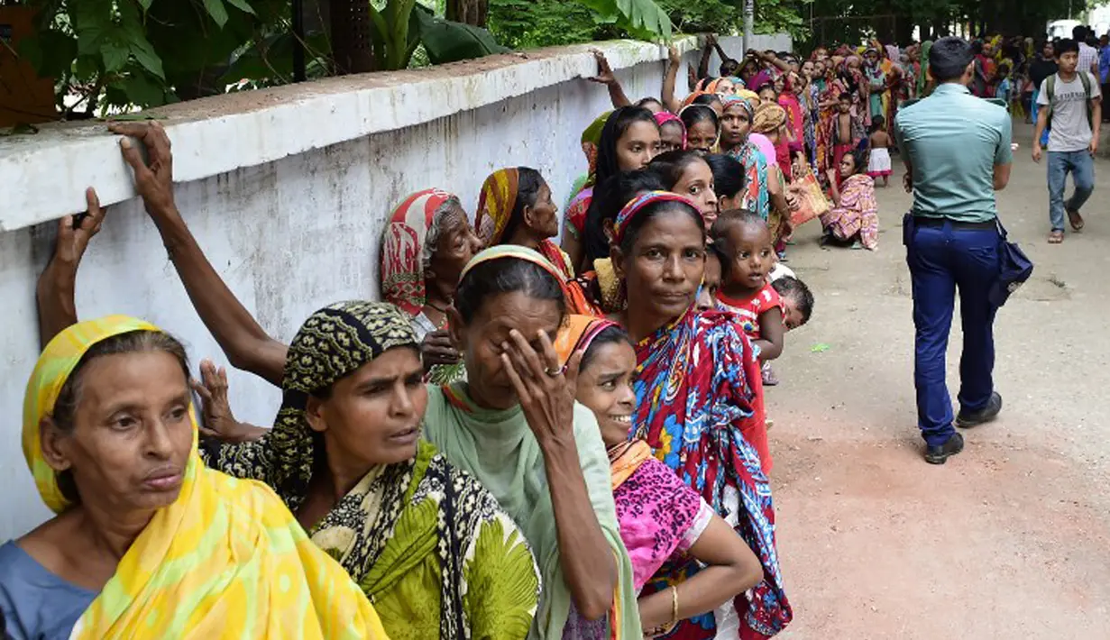 Sejumlah umat muslim menunggu iftar (makanan berbuka puasa) yang dibagikan para biksu di Wihara Dhammarajika, Dhaka, Bangladesh, Selasa (7/7). Ini merupakan momen langka keharmonisan umat beragama di negara Asia. (AFP PHOTO/Munir uz ZAMAN) 