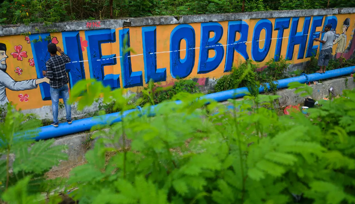 Seniman melukis mural bertulis “Hello Brother” di Banda Aceh, Aceh, Kamis (21/3/2019). Tulisan mural “Hello Brother” sebagai penghormatan seniman Aceh kepada para korban penembakan massal di Christchurch, Selandia Baru. (CHAIDEER MAHYUDDIN/AFP)