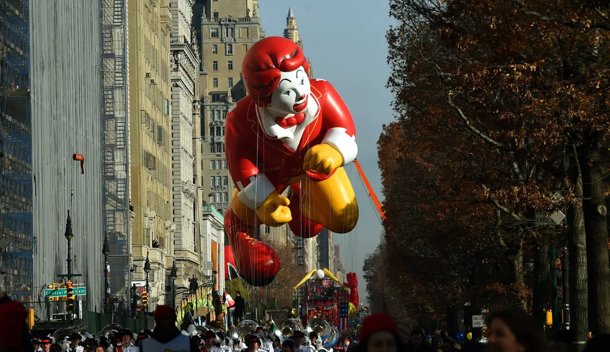 Balon raksaksa berbentuk tokoh ikonik Mac D ikut meramaikan Parade Thanksgiving Day di New York City (26/11/2015). Beragam balon raksaksa yang dibuat seperti tokoh animasi menjadi suguhan utama dalam perayaan tersebut. (AFP Photo/Timothy A. Clary)