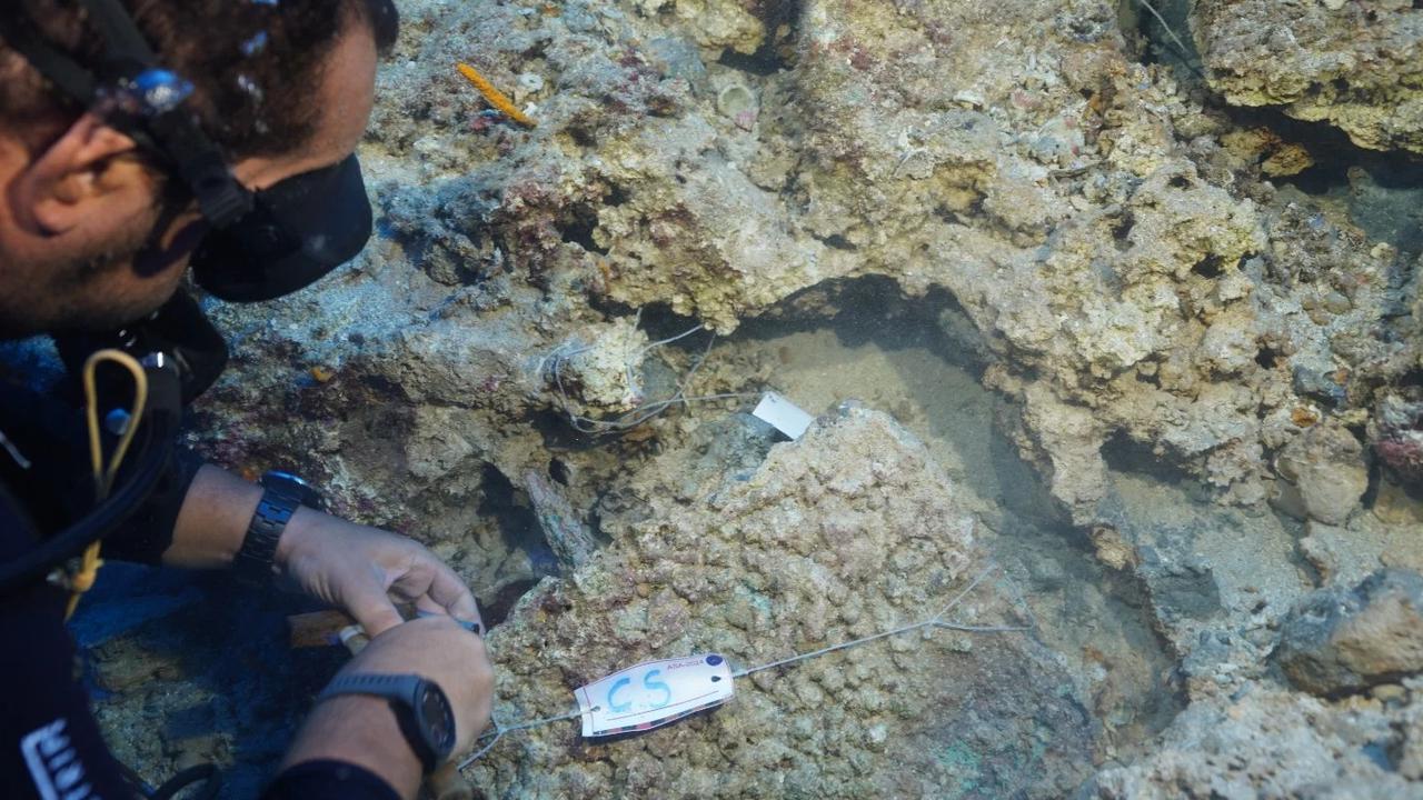 Menyelam Sampai 50 Meter, Arkeolog Temukan Belati Berlapis Perak Berusia 3.600 Tahun di Dalam Bangkai Kapal