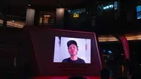 Valentino Rossi menyapa melakui rekaman video dalam acara konferensi pers di Cilandak Town Square, Jakarta, Senin (12/2/2024) malam WIB. (Bola.com/Hery Kurniawan)