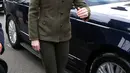 Kate Middleton selalu membuat pernyataan gaya dalam tampilan kasualnya. Seperti memakai combat boots dan skinny jeans warna hitam yang melengkapi look ala military.  (Foto: Shutterstock)