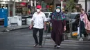Warga yang mengenakan masker menyeberang jalan di Kota Tonekabon, Iran utara (16/6/2020). Iran pada Rabu (17/6) melaporkan 2.612 kasus baru COVID-19, menambah total kasus terkonfirmasi di negara itu menjadi 195.051, demikian dilaporkan kantor berita resmi IRNA. (Xinhua/Ahmad Halabisaz)