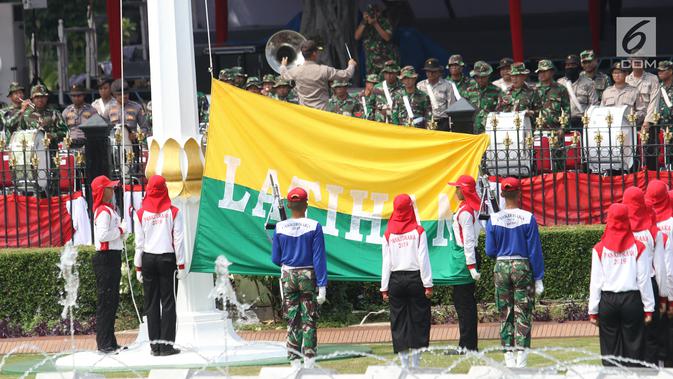 Paskibraka Nasional 2019 mengikuti gladi kotor kedua pengibaran bendera di Istana Negara, Rabu (14/8/2019). Ini menjadi rangkaian proses pembiasaan sekaligus penggemblengan menuju tugas utama pada saat Peringatan Detik-detik Proklamasi, 17 Agustus 2019. (Liputan6.com/Angga Yuniar)