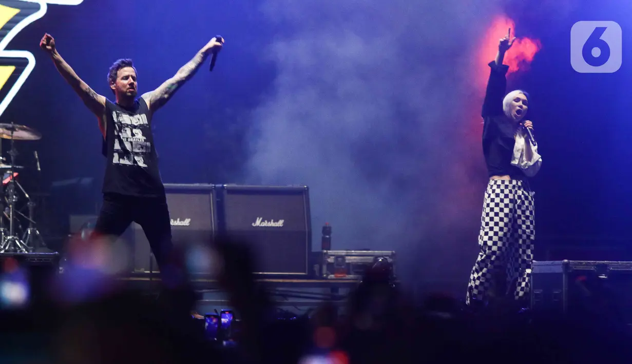 Kelompok musik pop-punk asal Kanada, Simple Plan beraksi di atas panggung Everblast Festival 2023 di Gambir Expo, Kemayoran, Jakarta Pusat, Sabtu (4/3/2023). Selain Simple Plan, Everblast hari pertama juga menampilkan Sindentosca, Kobe, Naff, The Rasmus, Fade2 Black, Rocket Rockers hingga The Changcuters. (Liputan6.com/Herman Zakharia)