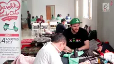 Chief Marketing Officer GO-JEK Indonesia, Piotr Jakubowksi ‎mendampingi salah satu mitra driver GO-JEK yang tengah melakukan kegiatan donor darah yang digelar di Kantor operasional GO-JEK, Jakarta, Senin (14/8). (Liputan6.com/Pool)