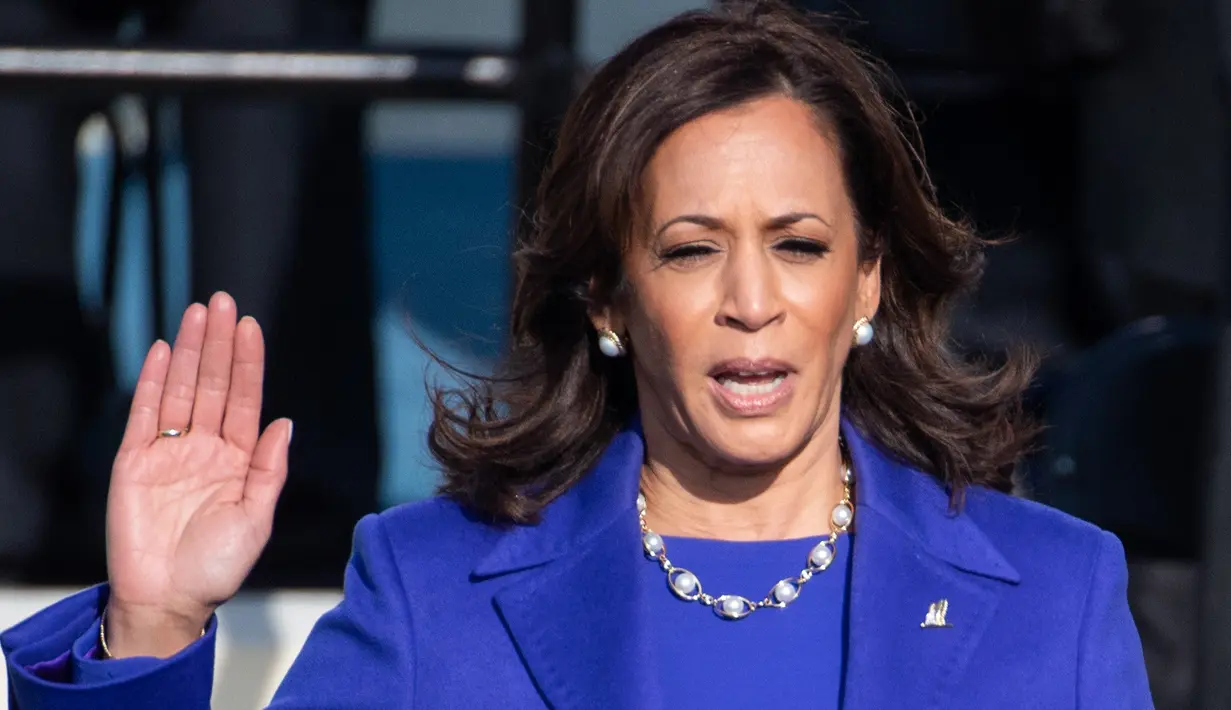 Wakil Presiden terpilih AS Kamala Harris dilantik oleh Hakim Mahkamah Agung Sonia Sotomayor sebagai Wakil Presiden AS ke-49 di Capitol AS di Washington, DC, pada 20 Januari 2021. Kamala Harris menjadi Wakil Presiden perempuan pertama di Amerika Serikat. (SAUL LOEB / POOL / AFP)