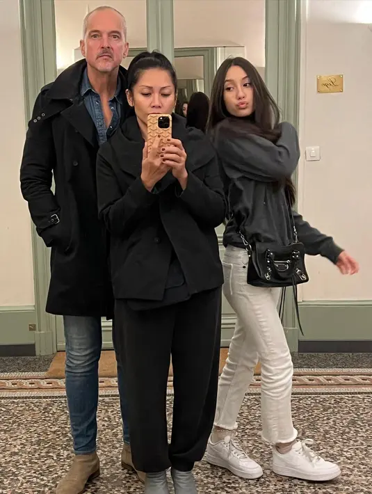 <p>Kini Kirana sudah berusia 15 tahun, ia sudah setinggi Anggun C Sasmi. Tak hanya tinggi, Kirana juga punya wajah yang cantik memesona. [Foto: instagram/anggun_cipta]</p>