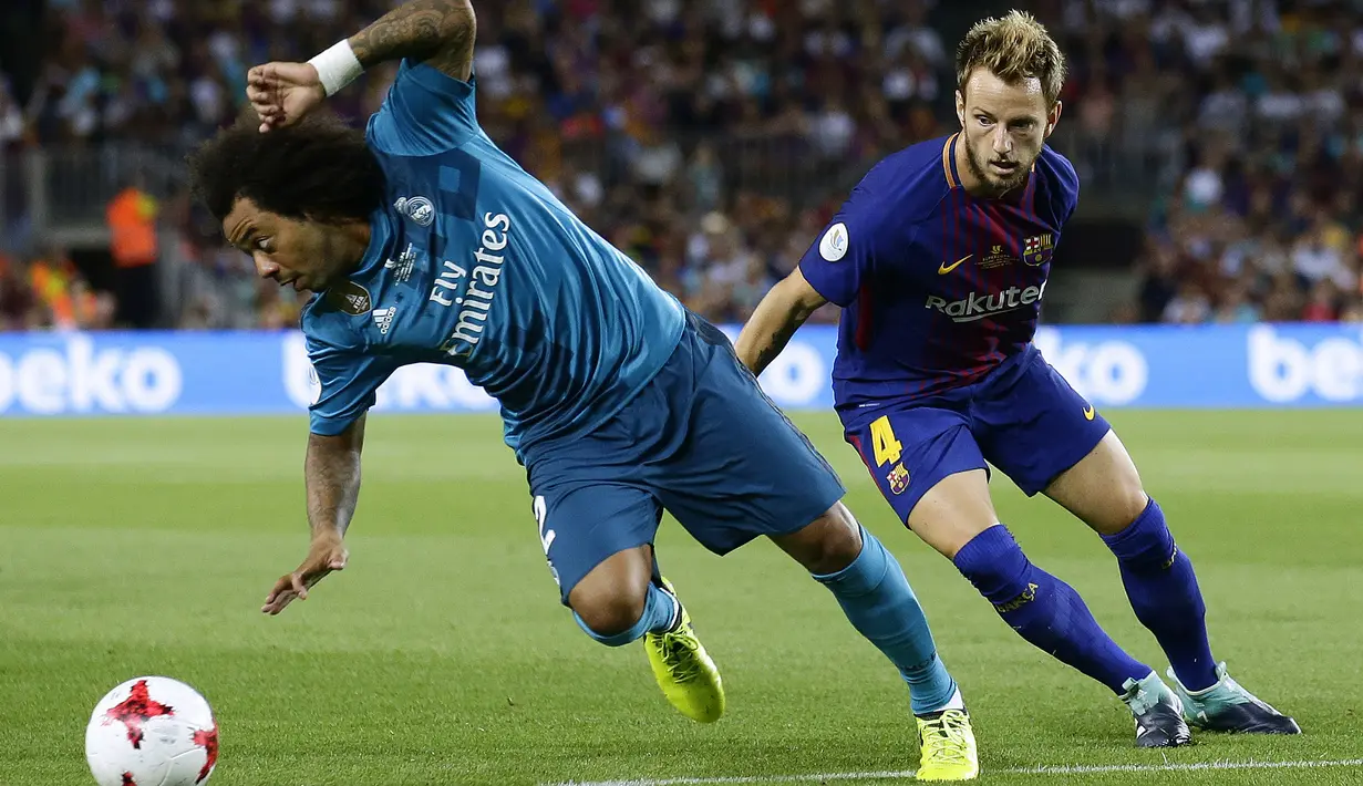 Pemain Real Madrid, Marcelo (kiri) menerima kartu kuning menit ke-76 saat melawan Barcelona pada  Piala Super Spanyol 2017 di Camp Nou stadium,Barcelona, (13/8/2017). Real Madrid menang 3-1. (AP/Manu Fernandez)