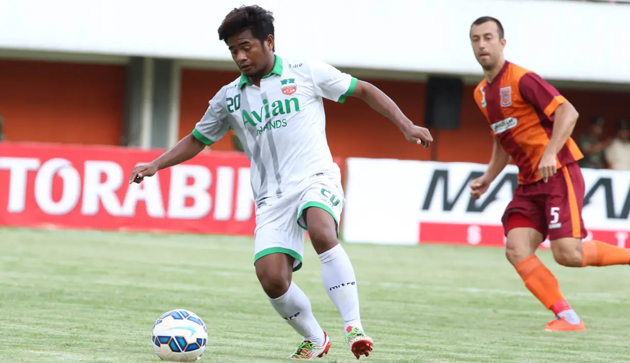 Pemain Surabaya United, Ilham Udin Armaiyn, mengontrol bola pada babak 8 besar Piala Jenderal Sudirman melawan Pusamania Borneo FC di Stadion Maguwoharjo, Sleman, Minggu (13/12/2015). (Bola.com/Nick Hanoatubun)