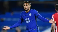 Reece James - Pemuda berusia 21 tahun ini menjadi pilihan utama di sektor kanan pertahanan Chelsea. Kecepatan, umpan akurat dan unggul dalam duel udara merupakan alasan iya menjadi salah satu bek kanan andalan di sepanjang musim ini. (Photo by Ben Stansall/AFP)