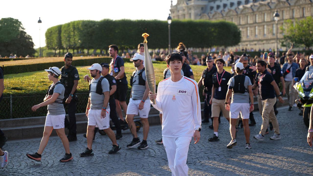 Jin yang menjadi pembawa obor pertama dari titik start relay di Museum Louvre pada pukul 20.30 waktu setempat, berhasil mencuri perhatian.