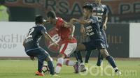 Bek Arema, Bagas Adi, berusaha merebut bola dari pemain Persija, Luiz Junior saat pertandingan melawan Persija pada laga lanjutan liga 1 Indonesia di Stadion Patriot, Bekasi, Jumat (02/06/2017). Persija menang 2-0. (Bola.com/M Iqbal Ichsan)