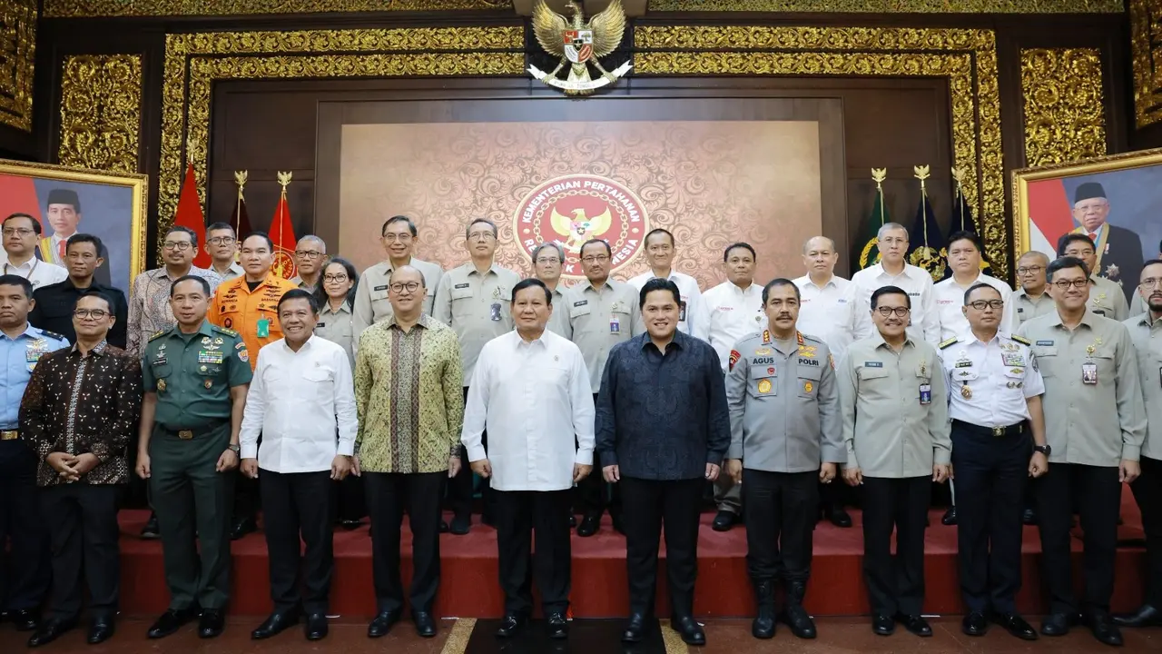 Menhan RI Prabowo Subianto selaku Ketua Harian Komite KKIP memimpin rapat
