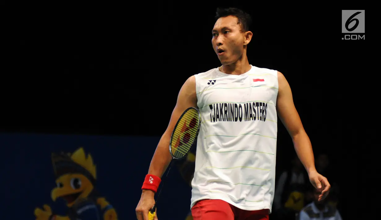 Pebulutangkis Indonesia, Sony Dwi Kuncoro meluapkan emosi saat melawan pemain Jepang Kazumasa Sakai di kualifikasi Indonesia Open 2017 di Jakarta Convention Centre, Senin (12/6). Sony kalah 13-21, 16-21. (Liputan6.com/Helmi Fithriansyah)