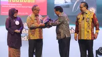 Momen pemberian penghargaan oleh Perpustakaan Republik Indonesia. (Dok. Kementan)