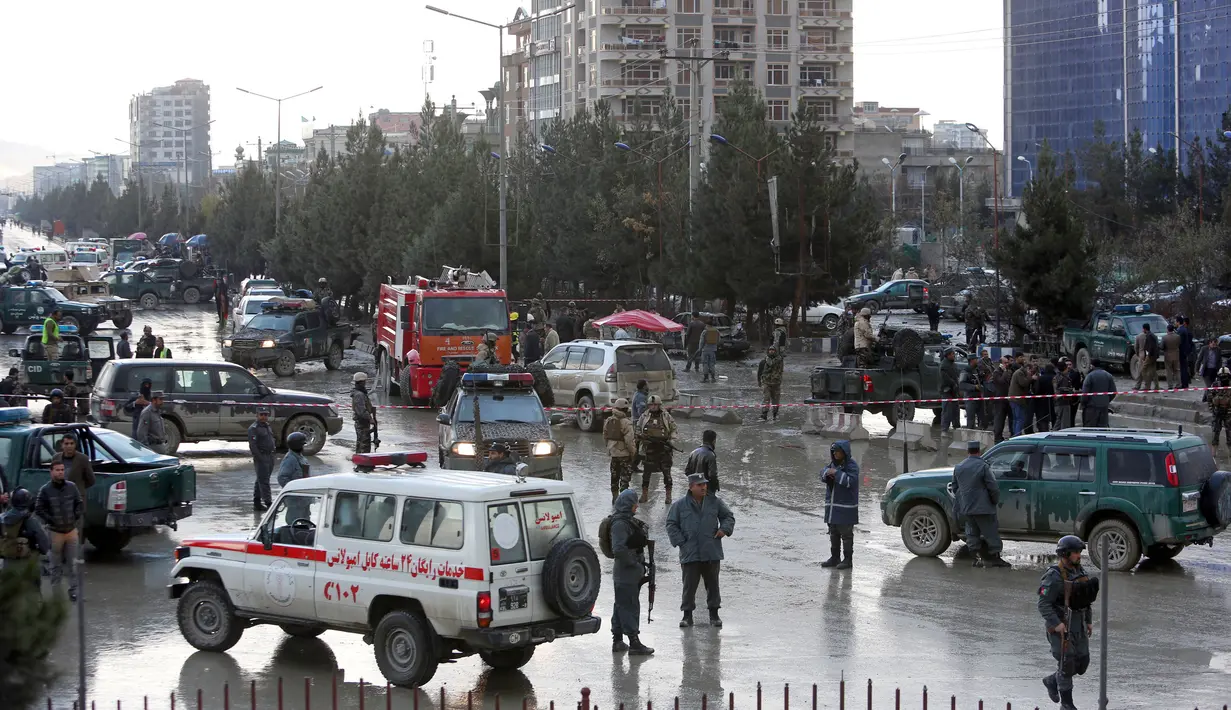 Petugas keamanan setempat berjaga di sekitar lokasi bom bunuh diri di Kabul, Afghanistan (15/11). Bom bunuh diri ini meledak di dekat sebuah pertemuan politik di ibukota Afghanistan, Kabul. (AP Photo/Rahmat Gul)
